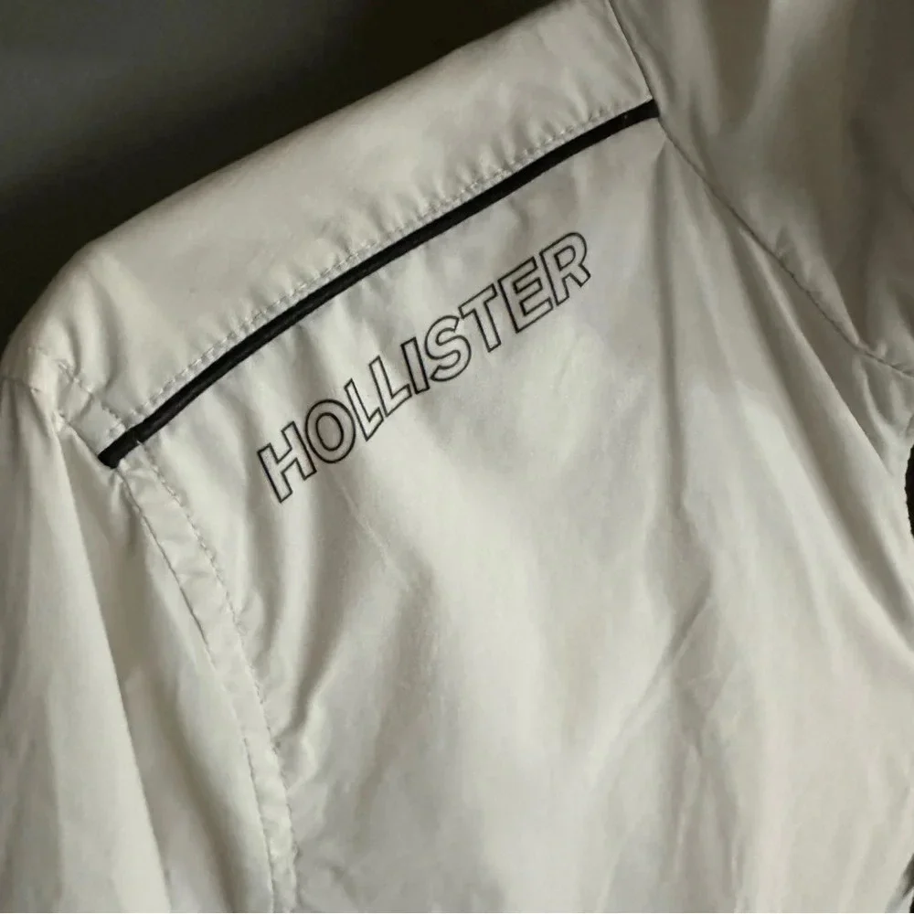 Hollister White windbreaker zip up. Small‎